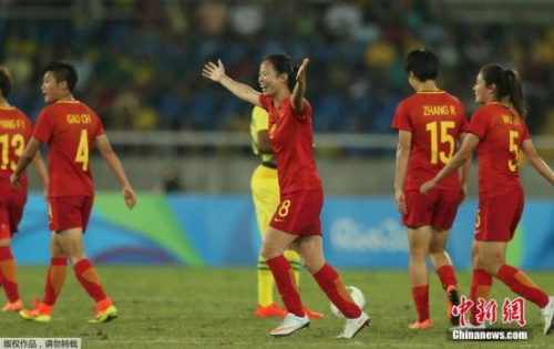 当地时间8月6日,中国女足在里约奥运会小组赛第二场2-0完胜南非队,夺回小组晋级主动权。 当地时间8月6日,中国女足在里约奥运会小组赛第二场2-0完胜南非队,夺回小组晋级主动权。