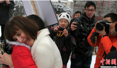 ���Ӣ�ﴴʼ��������鰸�ڱ������У���Ժ�϶�������ͥ������Ϊ���������о���ͼΪ��������֧������ӵ��<a target='_blank' href='http://www.chinanews.com/'>������</a>�� ������ ��