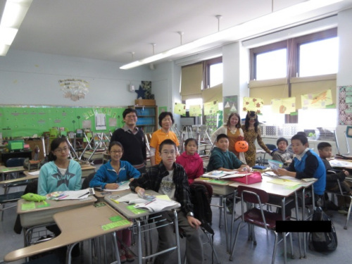 纽约新鲜草原英文数学中文学校李校长(后排左二)亲自主理该校已31年。(世界日报档案照) 纽约新鲜草原英文数学中文学校李校长(后排左二)亲自主理该校已31年。(世界日报档案照)