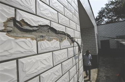 ����ұ�������У�ǽ�ϵĴ�ש����