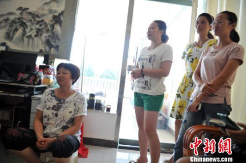 图为在江西景德镇老家,吴静钰的妈妈(左一)与姐姐(右一)等家人亲属。 刘占昆 摄 图为在江西景德镇老家,吴静钰的妈妈(左一)与姐姐(右一)等家人亲属。 刘占昆 摄