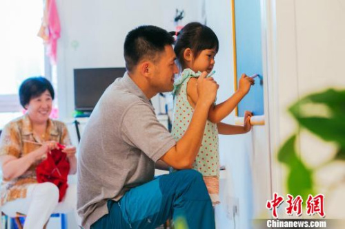 ����˵�Լ�֮ǰ����һ���ϸ�ĸ��ף���Ϊ�μӴ�����ά���ж�������Ů�����Լ���Щİ�����Ժ�ᾡ�������㺢�ӣ�������Ů���ľ��롣��Ǯ�� ��