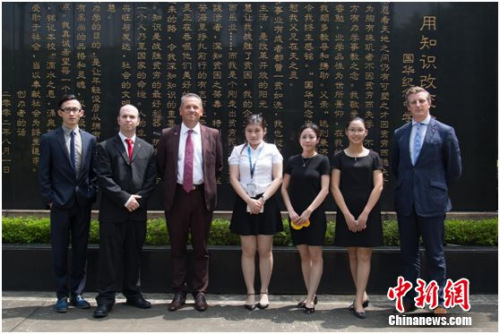 Ӣ���������г�Լ��•������(����)һ�вι۱̹�԰���Ŷ��¾���ϯ���ǿ�������Ѹ��С�������������ѧ