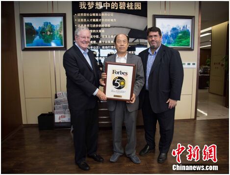 ����˹��ý��ϯʷ���•����˹����һ�е��ñ̹�԰�����ܲ�����̹�԰���Ŷ��¾���ϯ���ǿ���У�������˹��ý����ִ���ܲ�����•�ǵ����ң���Ӱ��