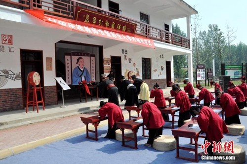 ����ͼ��Ϊ��ף��32����ʦ�ڵĵ��������ӹ����޳���9��8�վٰ���һ��ԭ֭ԭζ�Ĵ�ͳ�������񡱡�20��ѧͯ����ʦ��ָ���£�һ˿��������ɡ����¹ڡ�������ɰ���ǡ�����������־������������족�����ݽס������ж����䡱�Ȼ��ڣ�������ʦ���������ʽ�����������л����㴫ͳ�Ļ���Ѭ�ա�����ӡ ��