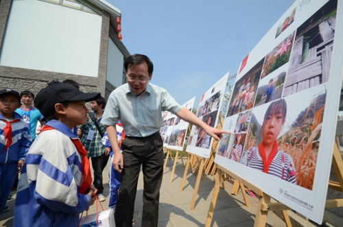 2011��8��26�գ��й���������Ӱ�������ڽ�������<a target='_blank' href='http://www.chinanews.com/'>������</a>��ϯ���Ľ��ʹ����й�ԭ��̬������Ӱ��չ��Ϊ���������ͯ����չ��ͼƬ��