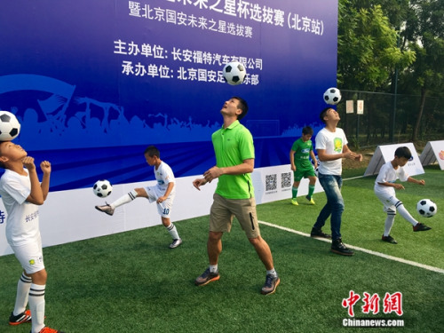 �ۼ�һ��С��Ա������<a target='_blank' href='http://www.chinanews.com/' >������</a>�����������㡣