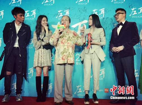 资料图:居中者为“容嬷嬷”李明启。 资料图:居中者为“容嬷嬷”李明启。