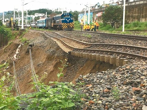 �ܡ�������̨����Χ����Ӱ�죬̨�����պ�����֣�̨��̨��¹Ұվǰ10��11�����緢��·����ʧ���ڶ������ɵ��޷�ͨ�С���Դ��̨�塶���ϱ���(ͼ��̨���ṩ)