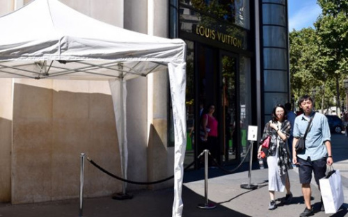 资料图:法国巴黎,两名游客走过香榭丽舍大街上的路易威登旗舰店。 (新华社记者李根兴 摄) 资料图:法国巴黎,两名游客走过香榭丽舍大街上的路易威登旗舰店。 (新华社记者李根兴 摄)