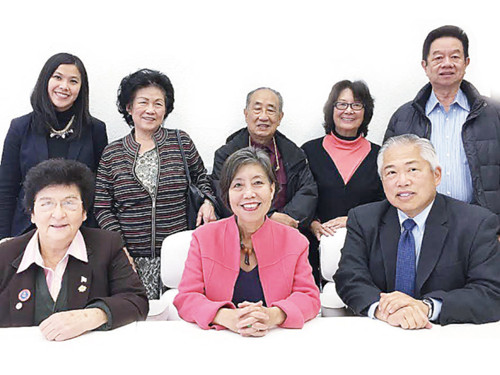 华人社区争取华裔有警察局长出线权,并支持谭敬文出任局长,包括前捷运警察局长朱宏权(前排右起)、前联邦民权委员李艳虹、访谷领袖陈美玲及白兰民主党俱乐部共同主席罗菁霞(后排左一)等。(美国《世界日报》/李秀兰 摄) 华人社区争取华裔有警察局长出线权,并支持谭敬文出任局长,包括前捷运警察局长朱宏权(前排右起)、前联邦民权委员李艳虹、访谷领袖陈美玲及白兰民主党俱乐部共同主席罗菁霞(后排左一)等。(美国《世界日报》/李秀兰 摄)