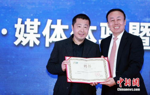 贾樟柯(左) 贾樟柯(左)