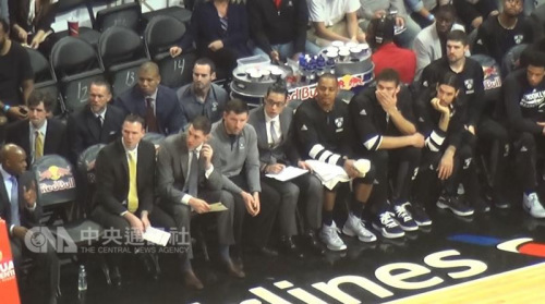 �����ⳡ���������(��5)���ڳ���Ҳû���ţ������ź� ����װ������С��β���п��۾����۲�����ڳ��ϱ��� ��ҲƵ����¼�� �������硱���߲����ɼ����