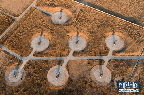 11月16日,神舟十一号载人飞船返回任务空中搜救分队的直升机转场至回收任务待命区。新华社记者 琚振华 摄 图片来源:新华网 11月16日,神舟十一号载人飞船返回任务空中搜救分队的直升机转场至回收任务待命区。新华社记者 琚振华 摄 图片来源:新华网