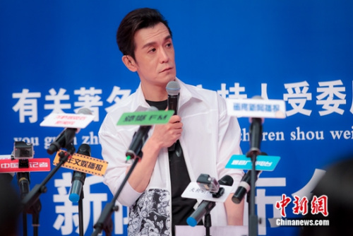 撒贝宁调侃李咏“被家暴” 撒贝宁调侃李咏“被家暴”