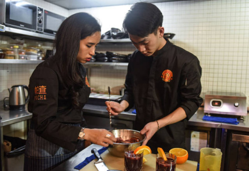 11��17�գ��ڱ���������SOHO,�����ǣ��󣩡������ۡ��������й�Ա��һ��Ϊ�˿͵��������Ѿơ��»������ ��� �� 