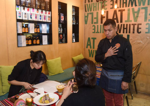 11��17�գ��ڱ���������SOHO,СС������������˹�ƣ��ң��ڡ������ۡ��������й��˿ͽ�����³�˵���ɫ���»������ ��� ��