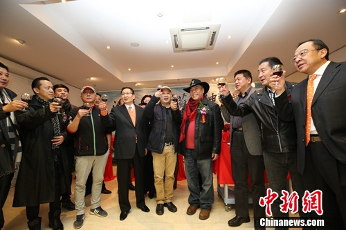 嘉宾举杯恭祝苏克油画展圆满成功及70岁生日快乐 嘉宾举杯恭祝苏克油画展圆满成功及70岁生日快乐