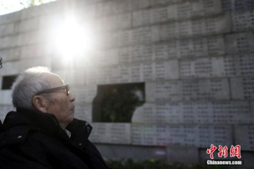 南京大屠杀幸存者余昌祥老人在侵华日军南京大屠杀遇难同胞纪念馆内刻有他亲人名字的哭墙前沉思。 <a target='_blank' href='http://www.chinanews.com/'>中新社</a>记者 泱波 摄 南京大屠杀幸存者余昌祥老人在侵华日军南京大屠杀遇难同胞纪念馆内刻有他亲人名字的哭墙前沉思。 <a target='_blank' href='http://www.chinanews.com/'>中新社</a>记者 泱波 摄
