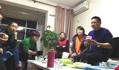 11��28�����������������ϰ�����17������Ԫ801���ڣ�����ͷĿ���˸�Ϊ10�������ϴ�����Աչʾһ�ٶ���Ԫ��������ˮ���š�