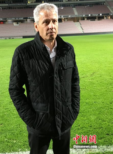 【图1 图注:法夫尔在尼斯主场草坪上接受记者采访,<a target='_blank' href='http://www.chinanews.com/' >中新网</a>记者王牧青摄】 【图1 图注:法夫尔在尼斯主场草坪上接受记者采访,<a target='_blank' href='http://www.chinanews.com/' >中新网</a>记者王牧青摄】