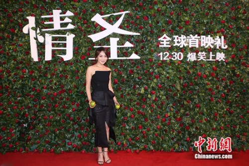 《情圣》首映闫妮黑裙干练 徐峥赞电影爆笑(图)