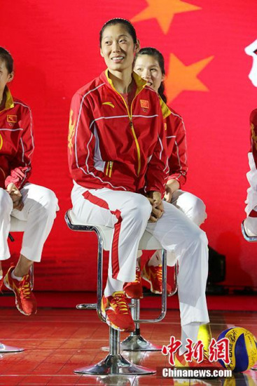 9��5�����磬�й�Ů�Ŷ�Ա�����廪��ѧ�����Уѧ�Ӽ��潻����ͬѧ������ʮ�㽻���ֳ��������ҡ�ͼΪ�й�Ů�Ŷ�Ա���á�<a target='_blank' href='http://www.chinanews.com/' >������</a>���� ��� ��