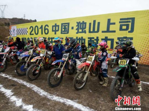 赛车手准备比赛。 周燕玲 摄 赛车手准备比赛。 周燕玲 摄