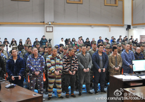 涉案"黑老大"邢朝刚37岁,是芜湖市无为县当地人,绰号"渣不子",曾