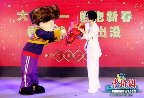 光头强献花尚雯婕预祝影片大卖