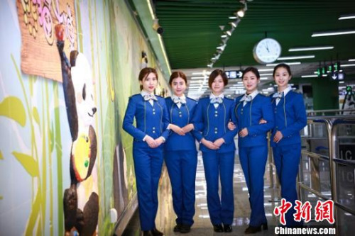 成都地铁最美“站花”亮相春运。 钟欣 摄 成都地铁最美“站花”亮相春运。 钟欣 摄