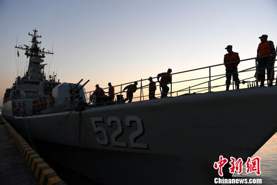 海军东海舰队连云港舰执行春节战备巡逻任务为祖国守岁