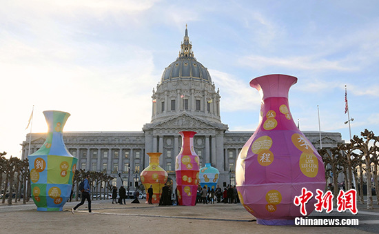 美国旧金山市政府广场,香港艺术家刘小康以华人姓氏为主题的装置艺术作品“岁岁平安”揭幕。 <a target='_blank' href='http://www.chinanews.com/'>中新社</a>记者 刘丹 摄 美国旧金山市政府广场,香港艺术家刘小康以华人姓氏为主题的装置艺术作品“岁岁平安”揭幕。 <a target='_blank' href='http://www.chinanews.com/'>中新社</a>记者 刘丹 摄
