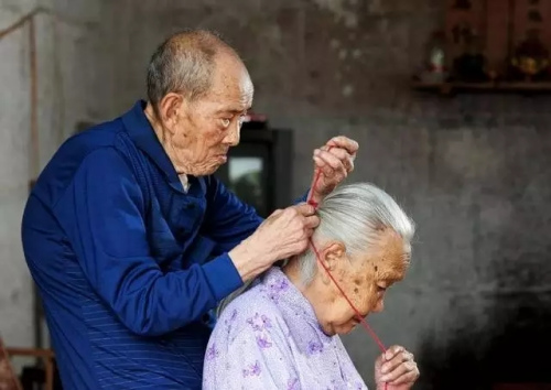 "我为你卷烟,你为我梳头"