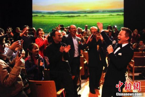 歌唱家王宏伟走下舞台,在观众席献唱,赢得现场侨胞叫好。 歌唱家王宏伟走下舞台,在观众席献唱,赢得现场侨胞叫好。