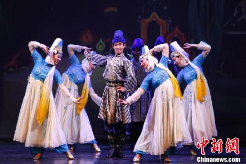 维吾尔族舞蹈《风中刀郎》。(<a target='_blank' href='http://www.chinanews.com/'>中新社</a>记者 余瑞冬 摄) 维吾尔族舞蹈《风中刀郎》。(<a target='_blank' href='http://www.chinanews.com/'>中新社</a>记者 余瑞冬 摄)