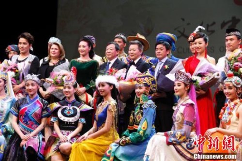 图为当地时间2月20日晚,国务院侨务办公室组派的2017“文化中国·四海同春”北美代表团在加拿大经济重镇卡尔加里上演大型歌舞剧《传奇》。 图为当地时间2月20日晚,国务院侨务办公室组派的2017“文化中国·四海同春”北美代表团在加拿大经济重镇卡尔加里上演大型歌舞剧《传奇》。