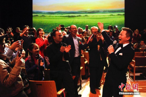 图为歌唱家王宏伟走下舞台,在观众席献唱,赢得现场侨胞叫好。<a target='_blank' href='http://www.chinanews.com/'>中新社</a>记者 余瑞冬 摄 图为歌唱家王宏伟走下舞台,在观众席献唱,赢得现场侨胞叫好。<a target='_blank' href='http://www.chinanews.com/'>中新社</a>记者 余瑞冬 摄