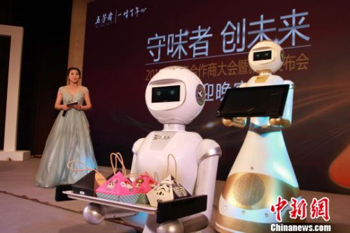 百年五芳斋出资千万,征集会裹粽子的机器人。 屠丽辉 摄 百年五芳斋出资千万,征集会裹粽子的机器人。 屠丽辉 摄