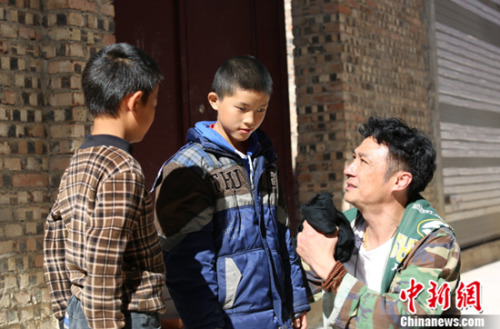 吴镇宇与孩子们聊天 吴镇宇与孩子们聊天