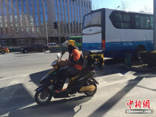 ����ͼ����æ������·�ϵ�����С�硣<a target='_blank' href='http://www.chinanews.com/' >������</a>���� ���� ��