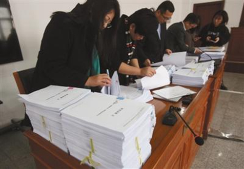 2017年2月15日,《锦绣未央》被诉侵权案交换证据,原告方提交的证据摆满了原告席。新京报记者 王贵彬 摄。图片来源:新京报 2017年2月15日,《锦绣未央》被诉侵权案交换证据,原告方提交的证据摆满了原告席。新京报记者 王贵彬 摄。图片来源:新京报