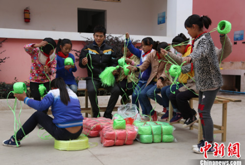 张晓龙教孩子们做道具 张晓龙教孩子们做道具