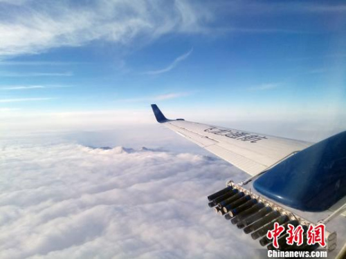 图为“空中国王350”在作业中。　郭三刚 摄