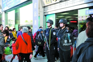 　岗位上，全副武装英姿飒爽的石淑亚(右一)。