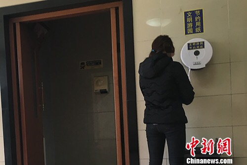 北京天坛公园厕所内。汤琪 摄