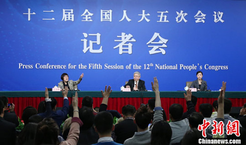 3月7日,十二届全国人大五次会议在北京梅地亚两会新闻中心举行记者会,邀请国务院扶贫办主任刘永富就“脱贫攻坚工作”的相关问题回答中外记者的提问。<a target='_blank' href='http://www.chinanews.com/'>中新社</a>记者 杨可佳 摄 3月7日,十二届全国人大五次会议在北京梅地亚两会新闻中心举行记者会,邀请国务院扶贫办主任刘永富就“脱贫攻坚工作”的相关问题回答中外记者的提问。<a target='_blank' href='http://www.chinanews.com/'>中新社</a>记者 杨可佳 摄