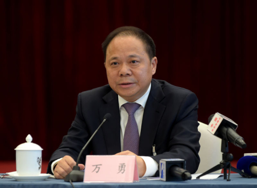 全国人大代表,武汉市市长万勇6日在讨论政府工作报告时表示,加快产业