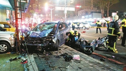 新北市新庄区中正路昨晚发生重大车祸,一辆休旅车撞向机车停等区,造成