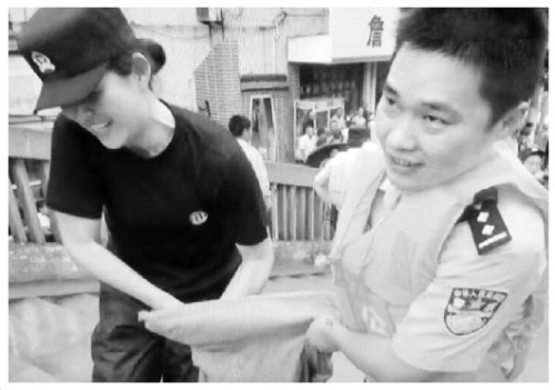 　图为江苏省溧阳市公安局双警夫妻韦燕和姜嘉在抗洪一线偶遇。　资料图片